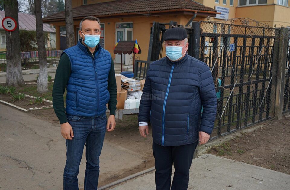 Vasile Varvaroi, președintele Rotary Club Suceava Cetate, alături de primarul comunei Cornu Luncii, Gheorghe Fron