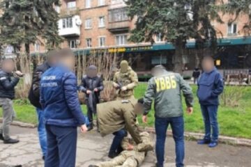 Un polițist de frontieră care sprijinea contrabanda cu țigări spre județul Suceava, reținut la Cernăuți