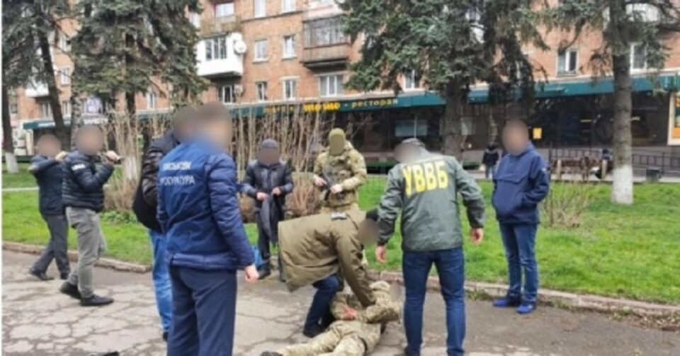 Un polițist de frontieră care sprijinea contrabanda cu țigări spre județul Suceava, reținut la Cernăuți