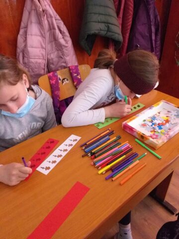 Zeci de semne de carte realizate de copii din Șerbăuți vor lua drumul Spaniei
