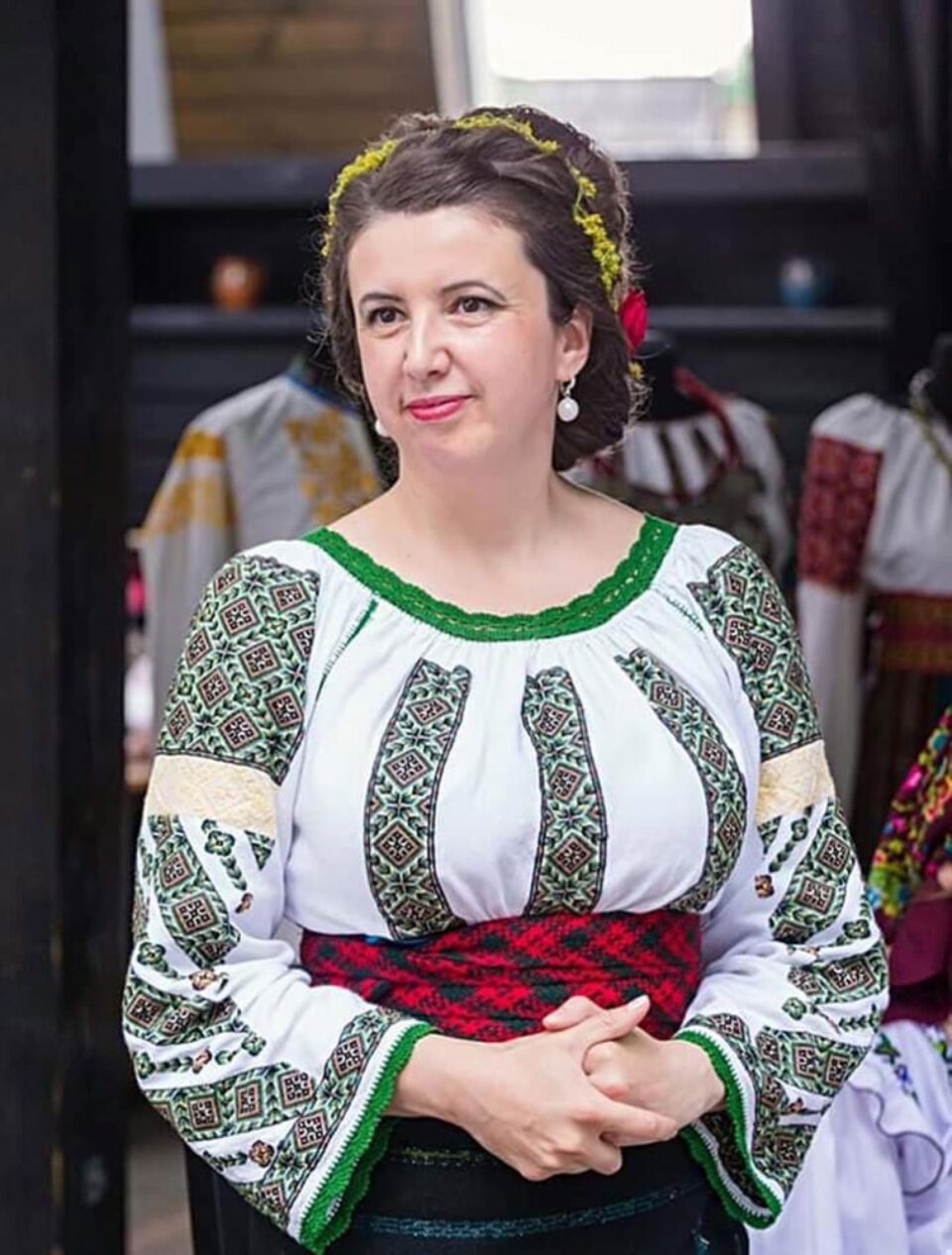 Elena Negru, profesor în învățământul primar, licențiată în folclor, culegătoare și interpretă de muzică populară