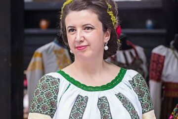 Elena Negru, profesor în învățământul primar, licențiată în folclor, culegătoare și interpretă de muzică populară