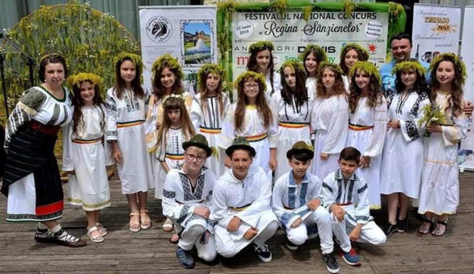 Interpreta de muzică populară Elena Negru, „ambasadorul Bucovinei” la Festivalul Național „Regina Sânzienelor”, ediția a VII-a