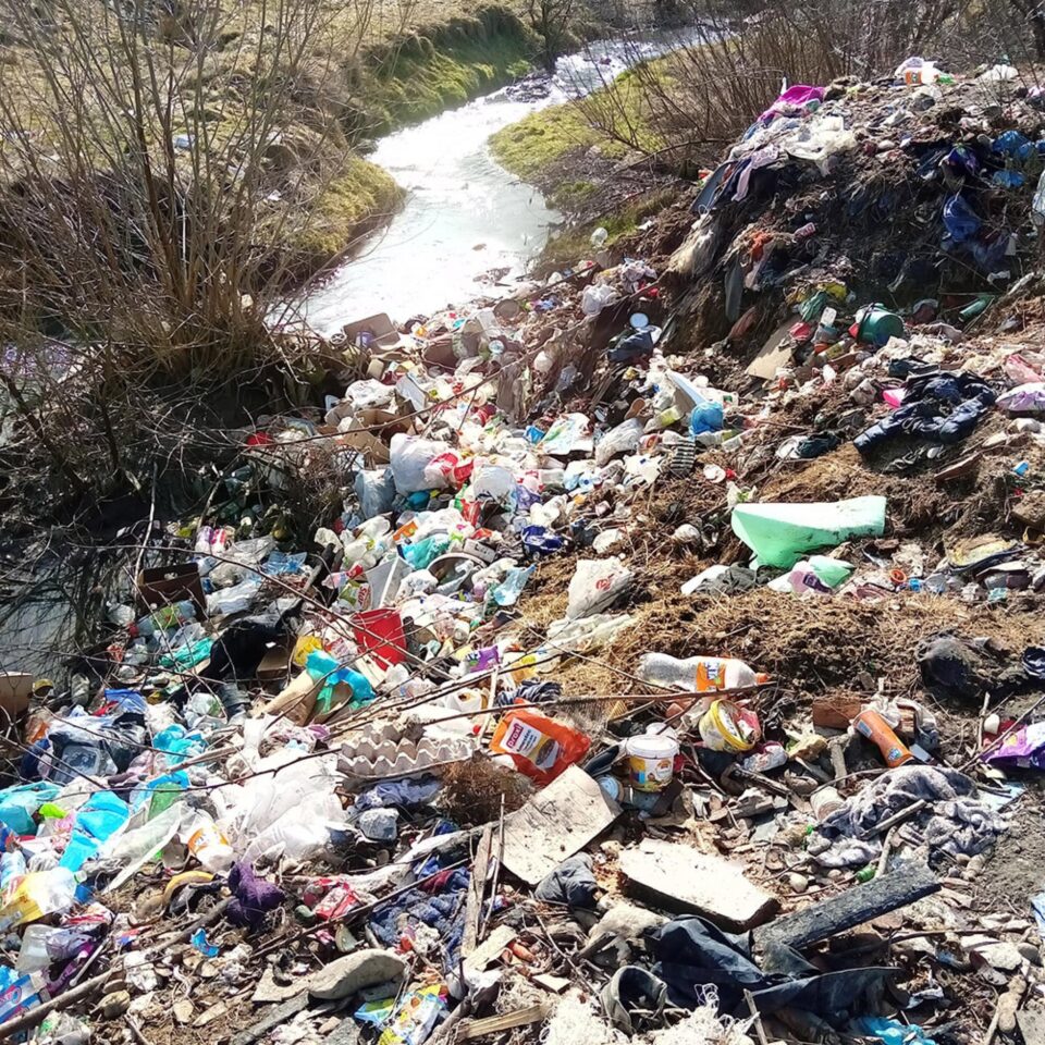 Gunoi aruncat la Șcheia