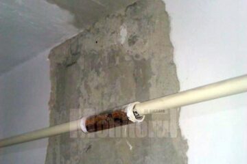 Cei doi oameni care lucrau au tăiat o țeavă de gaz