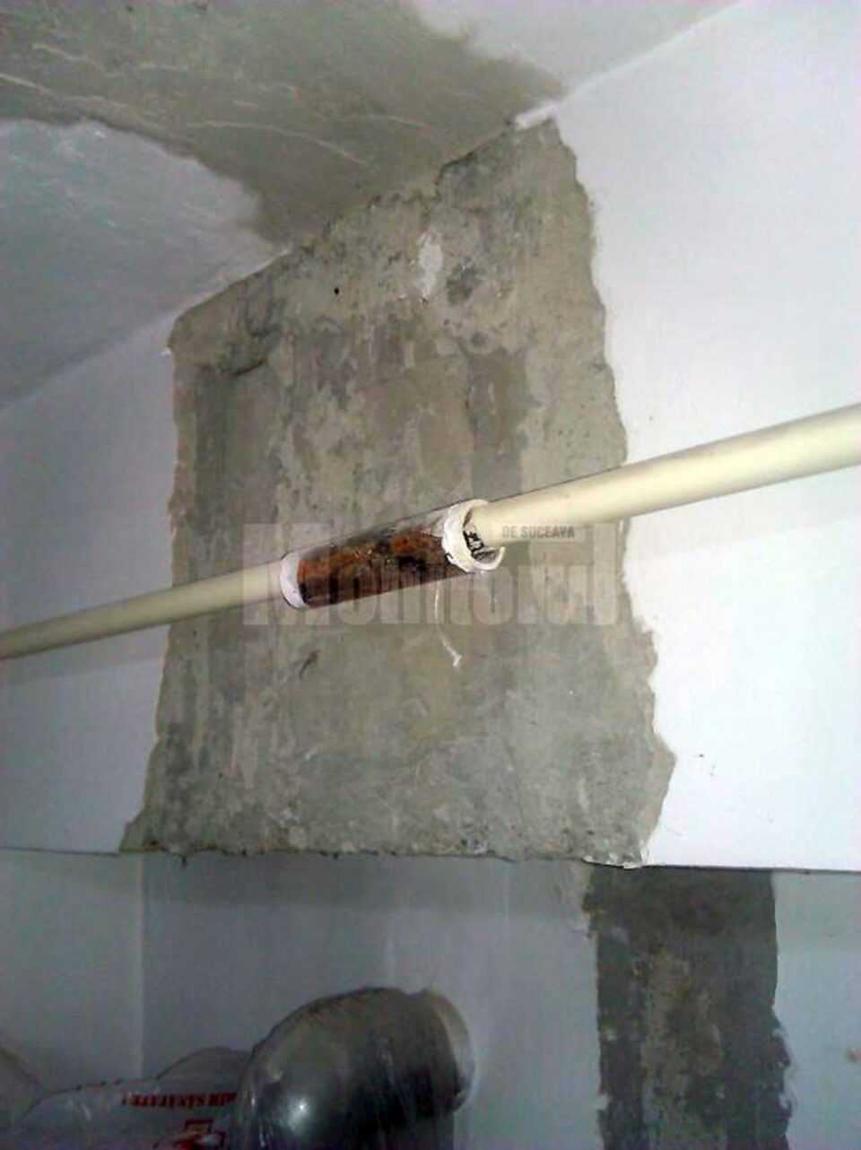 Cei doi oameni care lucrau au tăiat o țeavă de gaz