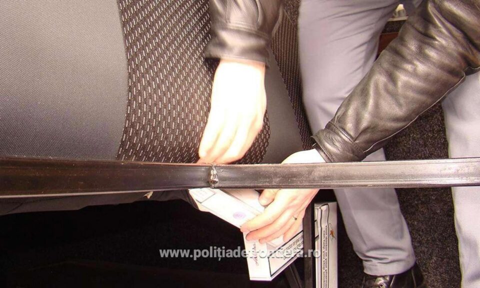 Țigări de contrabandă, ascunse în scaunele unui microbuz