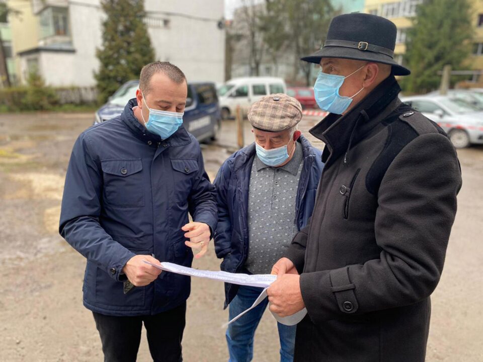 Viceprimarul Lucian Harșovschi, prezent în teren la demararea lucrărilor de modernizare a zonei “La bazin” Viceprimarul Lucian Harșovschi, prezent în teren la demararea lucrărilor de modernizare a zonei “La bazin”