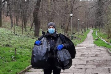 Prorectorul USV, profesorul universitar Mihai Dimian, a strâns patru saci cu gunoaie din Parcul Șipote