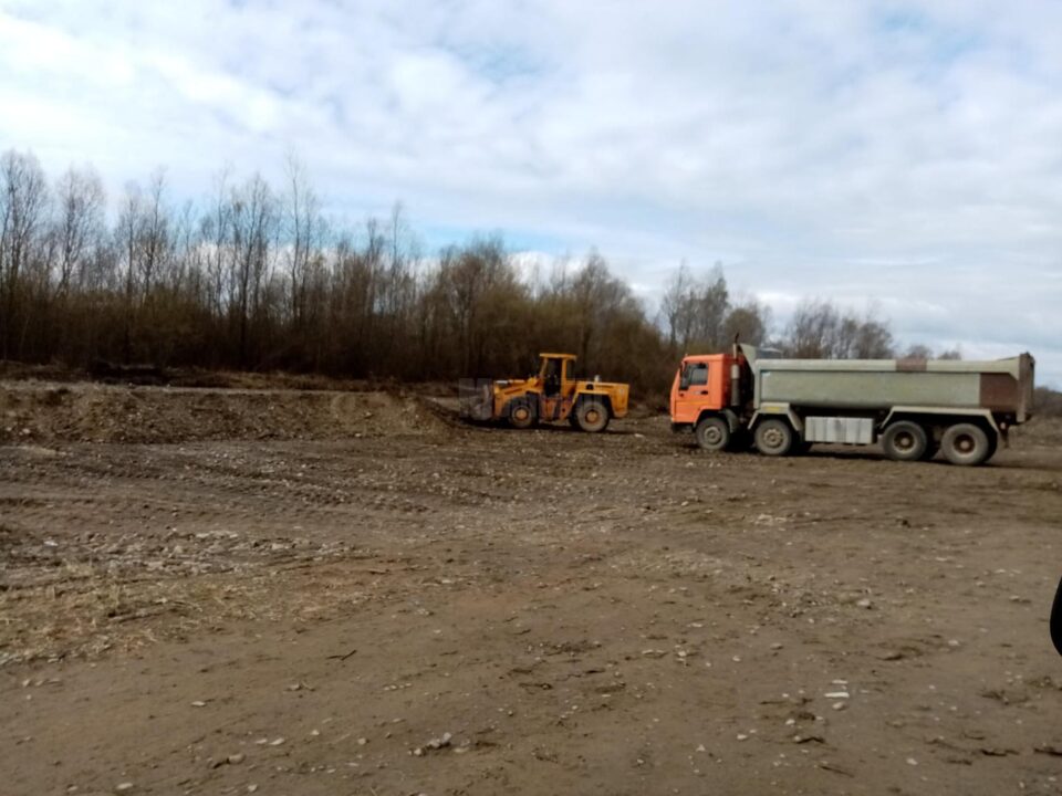 Primăria Frătăuții Noi, amendată pentru că exploata ilegal pietriș și nisip