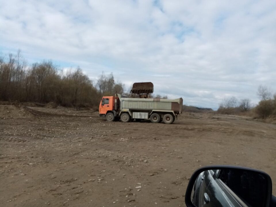 Primăria Frătăuții Noi, amendată pentru că exploata ilegal pietriș și nisip