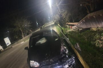 Autoturismul VW Golf care a fost condus de tânărul care a fugit de la fața locului