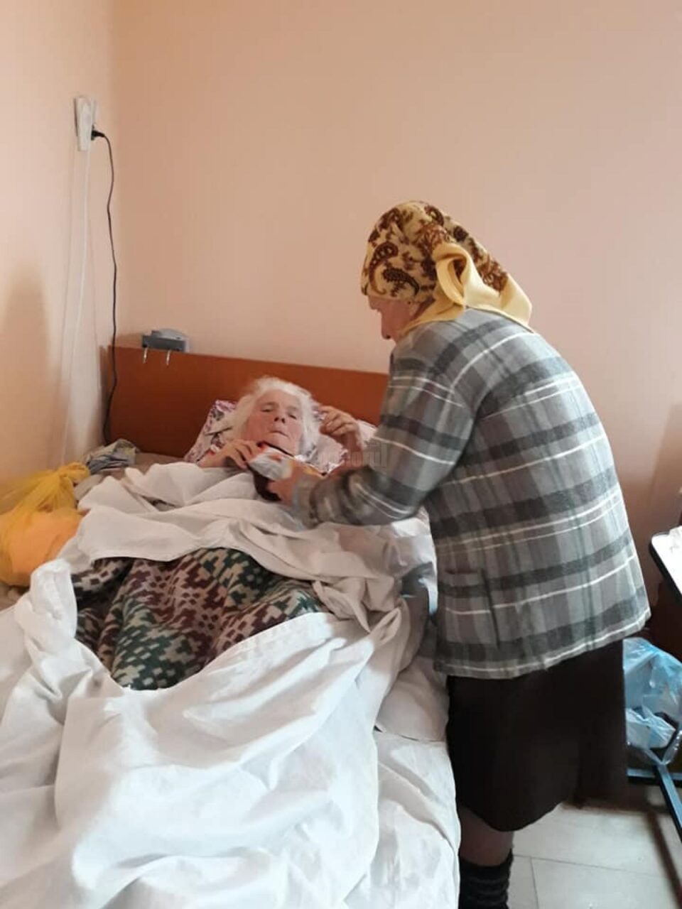 Vasile Bolohan și Andrei Bacoș au început o campanie de strângere de bunuri pentru bătrânii de la Solca și Bogdănești