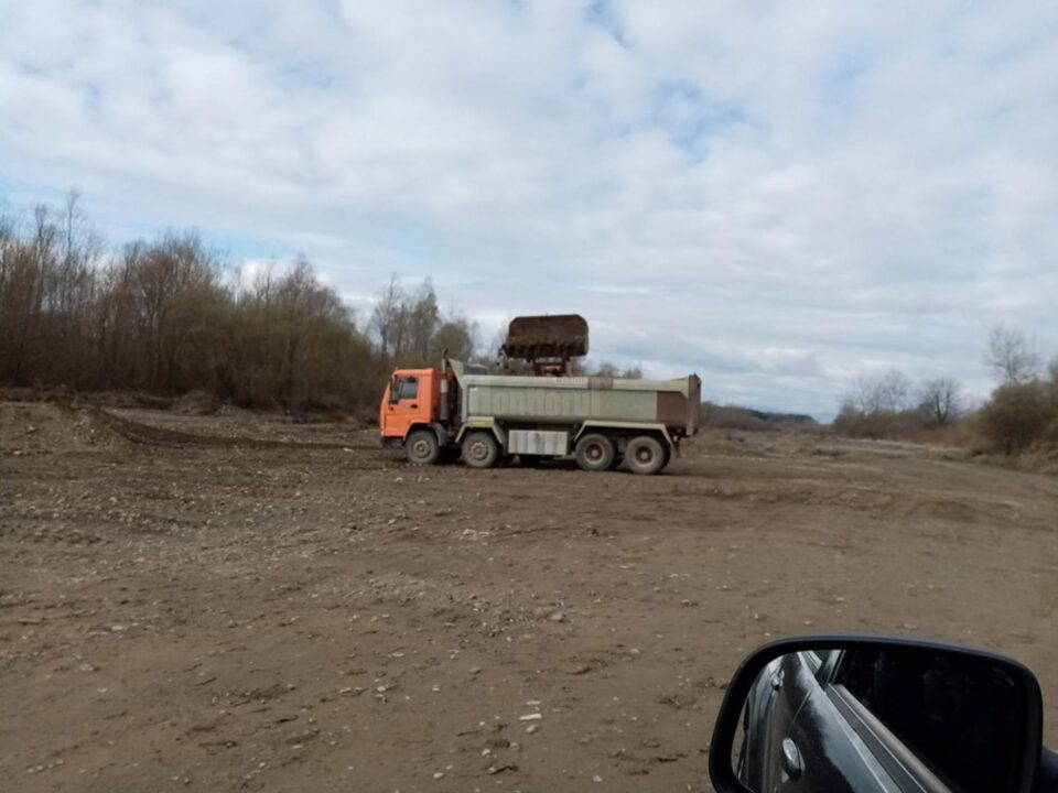 Primăria Frătăuții Noi, amendată pentru că exploata ilegal pietriș și nisip