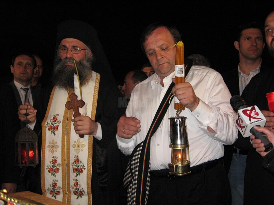 Lumina Sfântă a fost adusă pentru prima dată la Suceava în 2009, de președintele CJ Suceava Gheorghe Flutur Lumina Sfântă a fost adusă pentru prima dată la Suceava în 2009, de președintele CJ Suceava Gheorghe Flutur