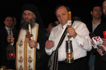 Lumina Sfântă a fost adusă pentru prima dată la Suceava în 2009, de președintele CJ Suceava Gheorghe Flutur