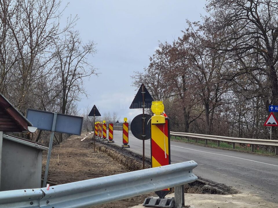 Trotuarul care va fi construit la acest preț exorbitant este situat înainte de podul care traversează râul Suceava, pe partea stângă în sensul de mers spre Rădăuți