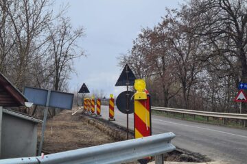Trotuarul care va fi construit la acest preț exorbitant este situat înainte de podul care traversează râul Suceava, pe partea stângă în sensul de mers spre Rădăuți