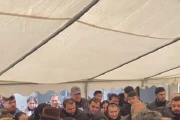 Intervenția poliției la o înmormântare aglomerată s-a lăsat cu amenzi de 9.000 de lei