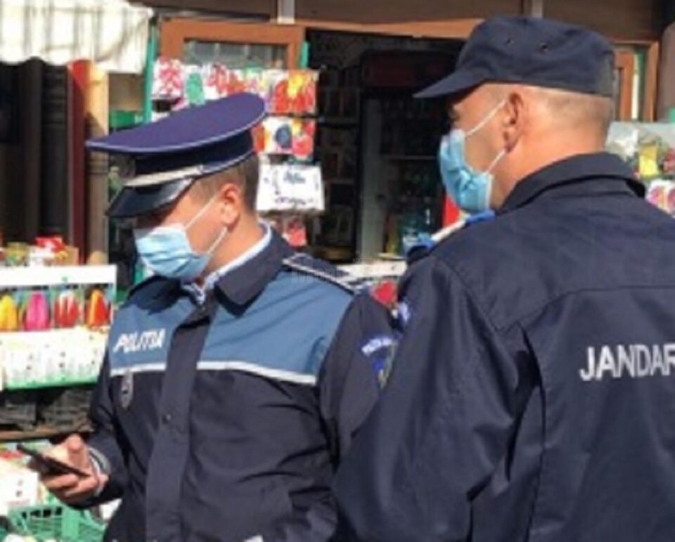 Sute de obiecte de îmbrăcăminte și încălțăminte, posibil contrafăcute, confiscate de la comercianți Sute de obiecte de îmbrăcăminte și încălțăminte, posibil contrafăcute, confiscate de la comercianți