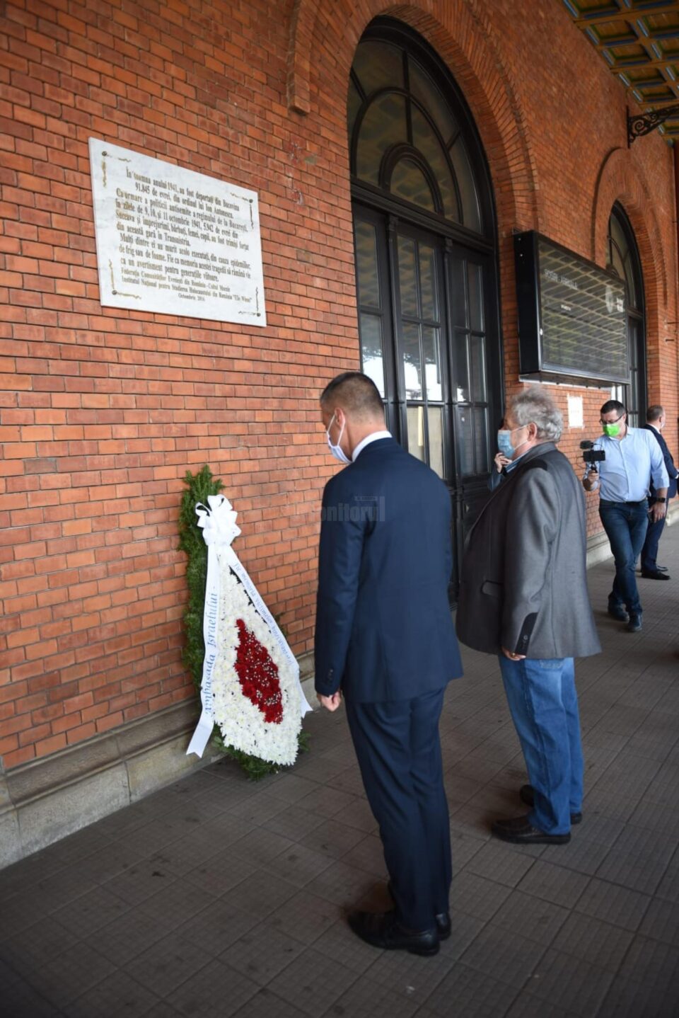 Ambasadorul Israelului, David Saranga, și președintele Comunității Evreilor din Suceava, Sorin Golda, au depus o coroana de flori la Gara Burdujeni