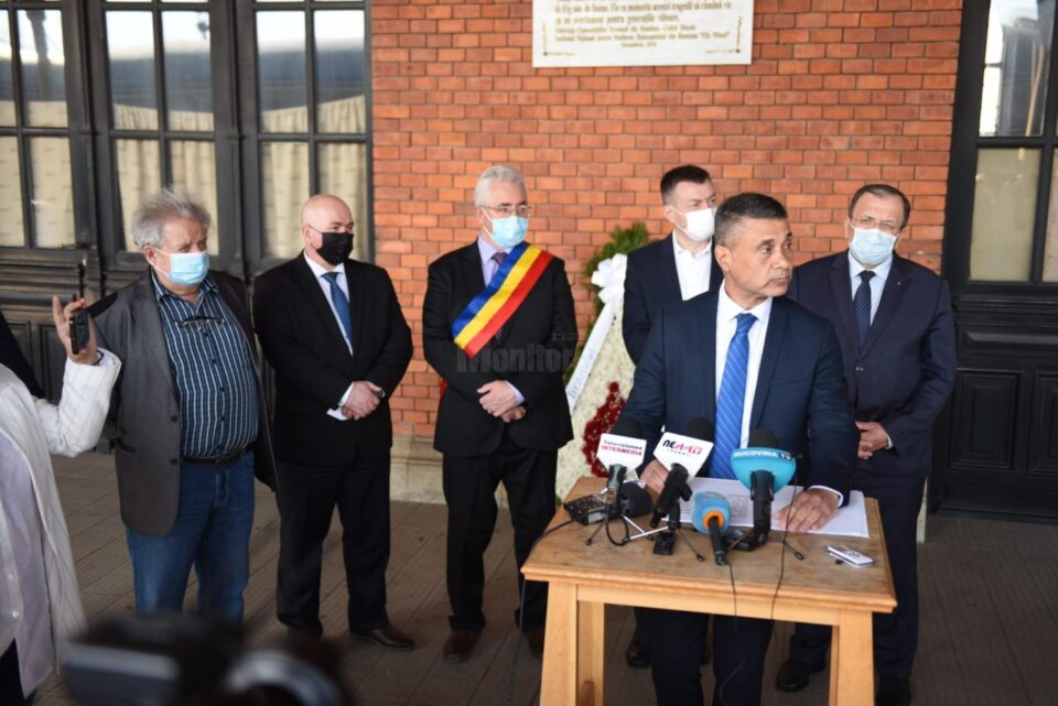 Ambasadorul Saranga, ministrul Bogdan Gheorghiu și oficialitățile locale și județene FOTO Artistul