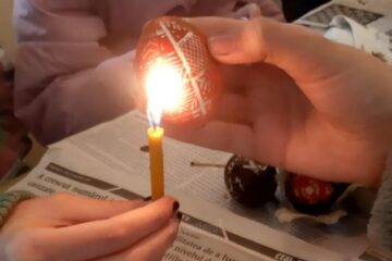 15 elevi au participat la un atelier de încondeiat ouă organizat de Parohia „Acoperământul Maicii Domnului” Suceava