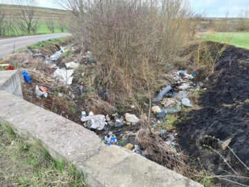 Gunoaiele sunt o pată de culoare nedorită și lângă un pod din apropierea Cimitirului Mare