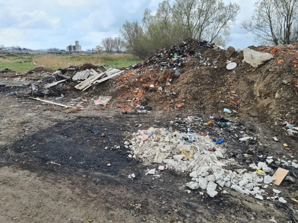 Materiale din demolări, pământ amestecat cu plastic sau alte deșeuri se pot observa pe o suprafață de circa 15 ari Materiale din demolări, pământ amestecat cu plastic sau alte deșeuri se pot observa pe o suprafață de circa 15 ari