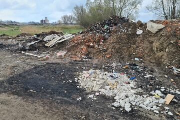 Materiale din demolări, pământ amestecat cu plastic sau alte deșeuri se pot observa pe o suprafață de circa 15 ari