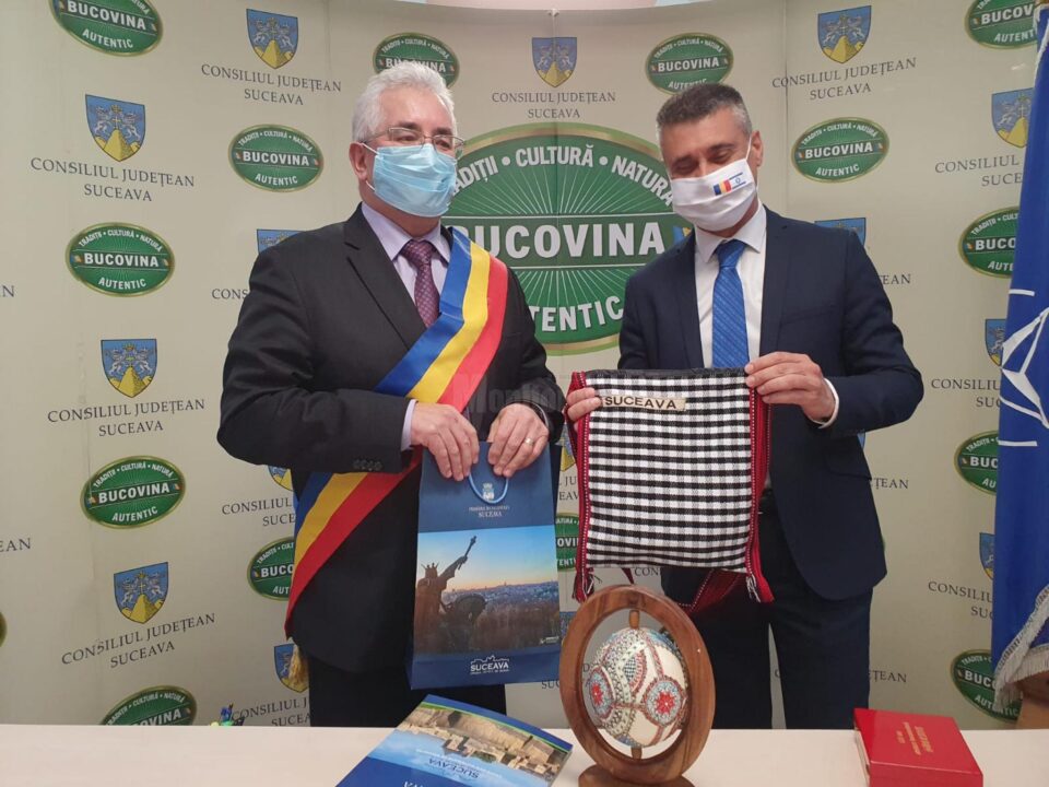 Primarul Sucevei, Ion Lungu, împreună cu ambasadorul Israelului în România, David Saranga