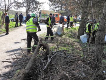 Mobilizare de forțe pentru curățarea parcului Șipote și a pădurii Zamca de către Primăria Suceava