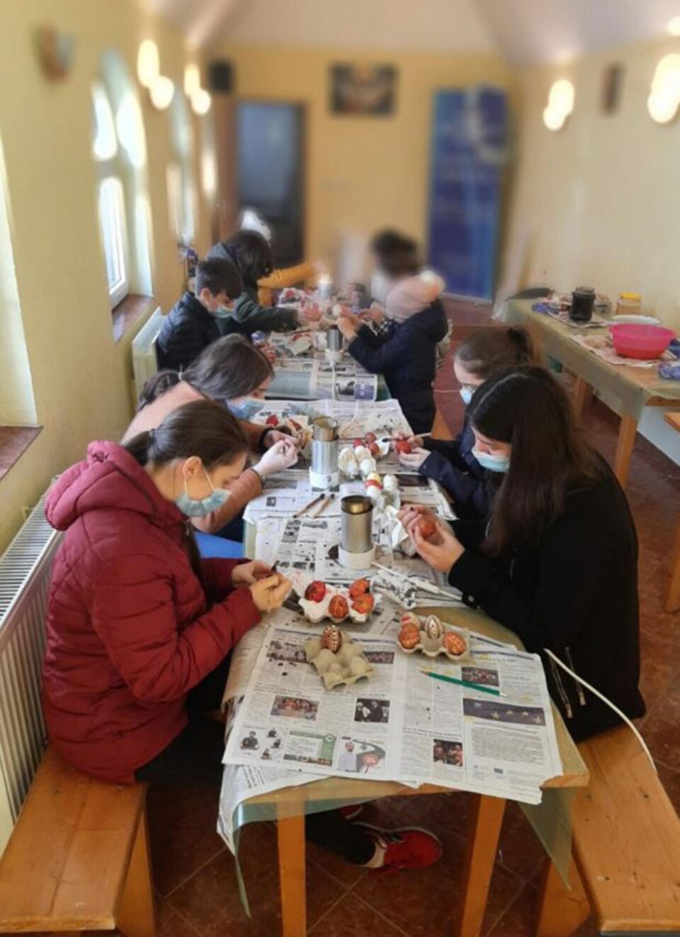 15 elevi au participat la un atelier de încondeiat ouă organizat de Parohia „Acoperământul Maicii Domnului” Suceava 15 elevi au participat la un atelier de încondeiat ouă organizat de Parohia „Acoperământul Maicii Domnului” Suceava