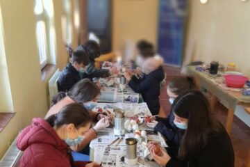 15 elevi au participat la un atelier de încondeiat ouă organizat de Parohia „Acoperământul Maicii Domnului” Suceava