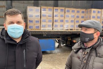 Daniel Prorociuc (stânga) a anunțat că în județ a început recepția pachetelor de alimente pentru persoanele defavorizate