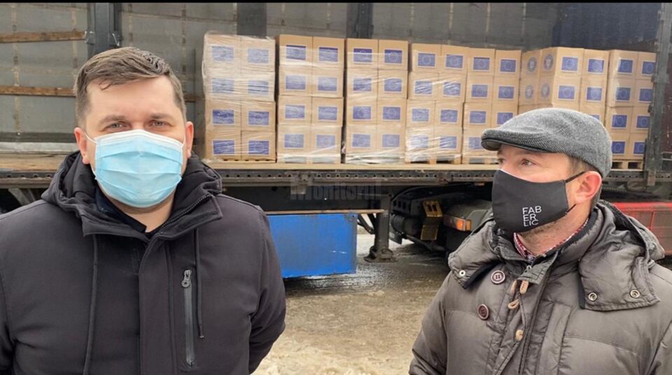 Daniel Prorociuc (stânga) a anunțat că în județ a început recepția pachetelor de alimente pentru persoanele defavorizate Daniel Prorociuc (stânga) a anunțat că în județ a început recepția pachetelor de alimente pentru persoanele defavorizate