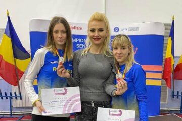 Antrenoarea Erzilia Țîmpău, încadrată de Talida Sfarghiu și Mădălina Sîrbu