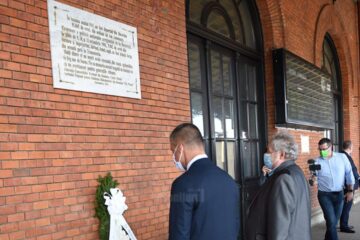 Ambasadorul Israelului, David Saranga, și președintele Comunității Evreilor din Suceava, Sorin Golda, au depus o coroană de flori la Gara Burdujeni