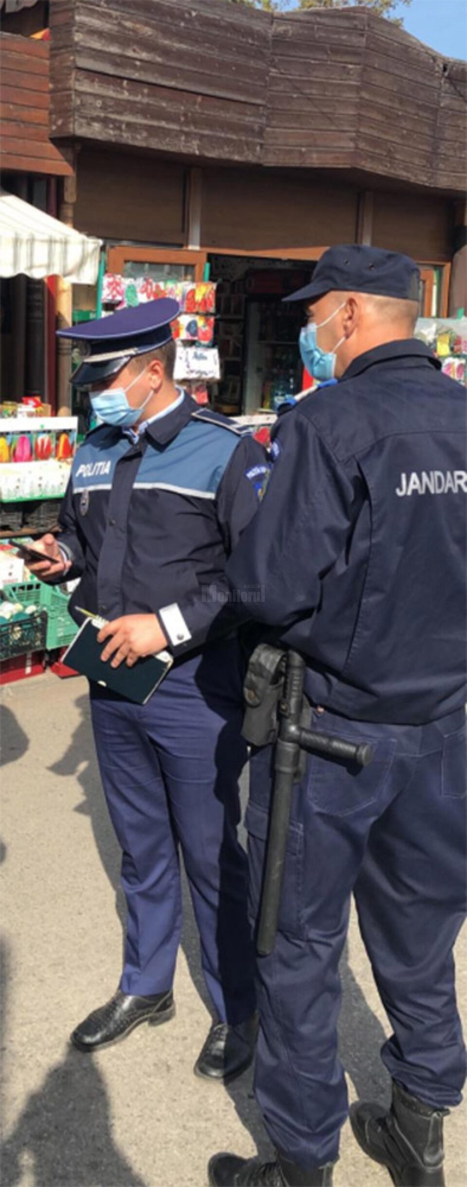 Sute de obiecte de îmbrăcăminte și încălțăminte, posibil contrafăcute, confiscate de la comercianți