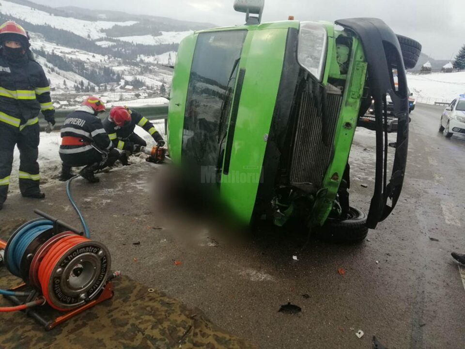 Accidentul de la mijlocul lunii ianuarie în care au murit doi oameni, la ieșirea de pe Mestecăniș spre Vatra Dornei Accidentul de la mijlocul lunii ianuarie în care au murit doi oameni, la ieșirea de pe Mestecăniș spre Vatra Dornei