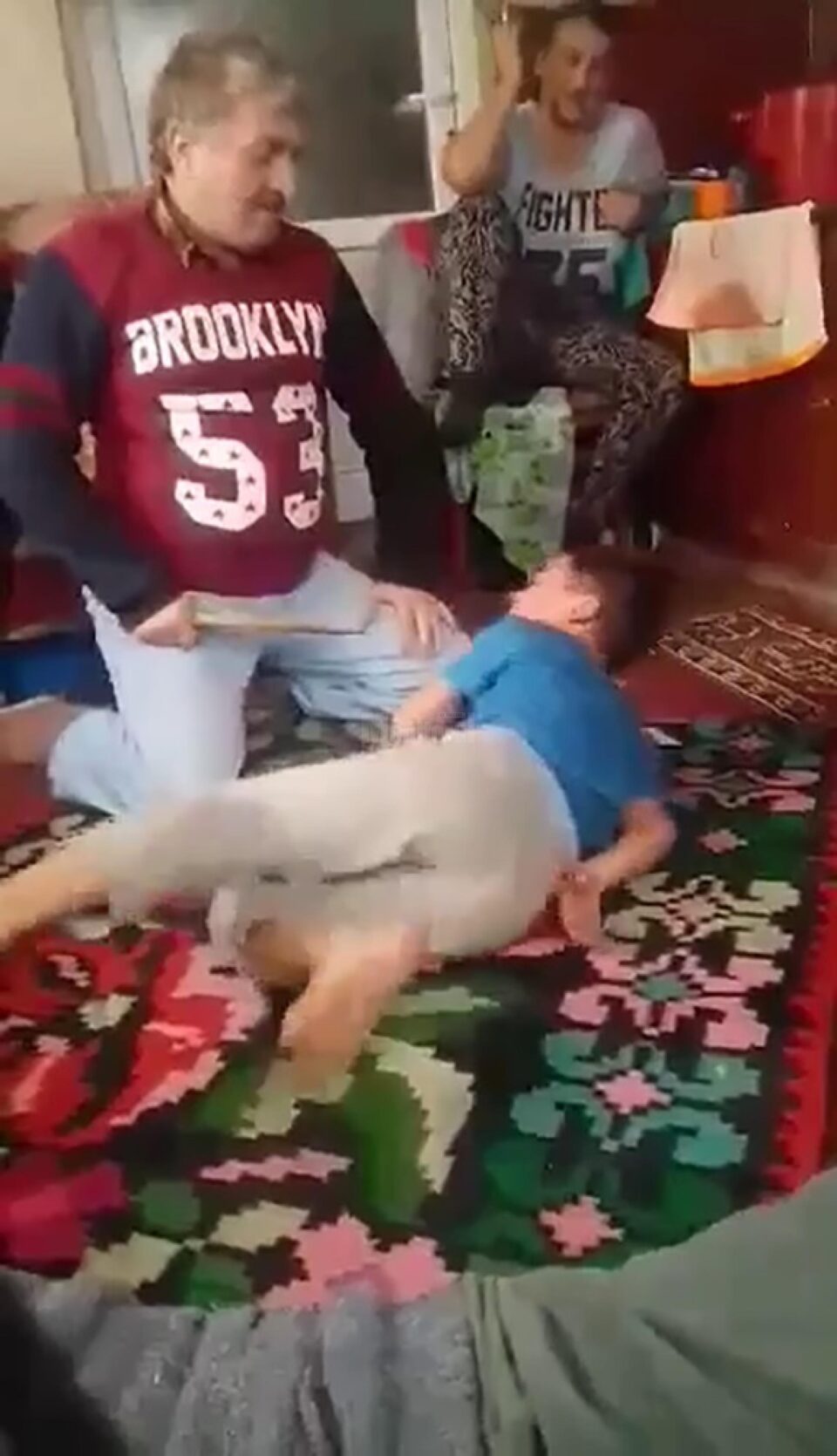 Bătaia tatălui, sub privirile mamei