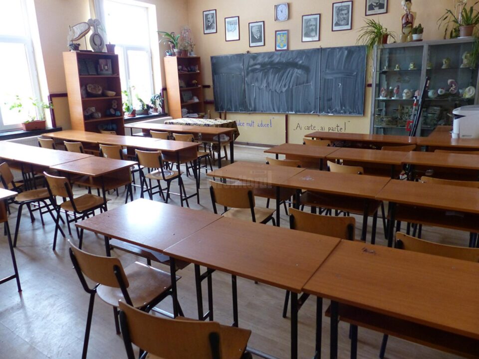 Școlile vor mai fi deschise doar pentru cei mai mici elevi dacă se ajunge iar la scenariul roșu Școlile vor mai fi deschise doar pentru cei mai mici elevi dacă se ajunge iar la scenariul roșu