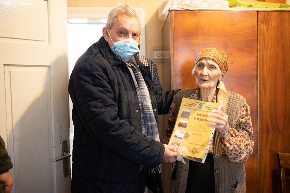 Viorica Hogaș primind o diplomă aniversară de la Neculai Niga, președintele Asociației Veteranilor de Război