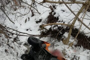 ATV-ul s-a răsturnat de la diferență de nivel de câțiva metri, în albia pârâului