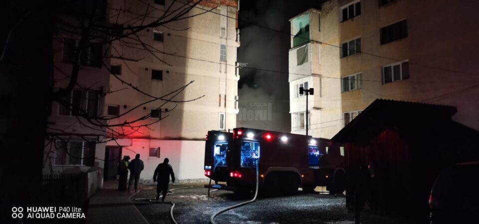 Blocul la care a izbucnit incendiul