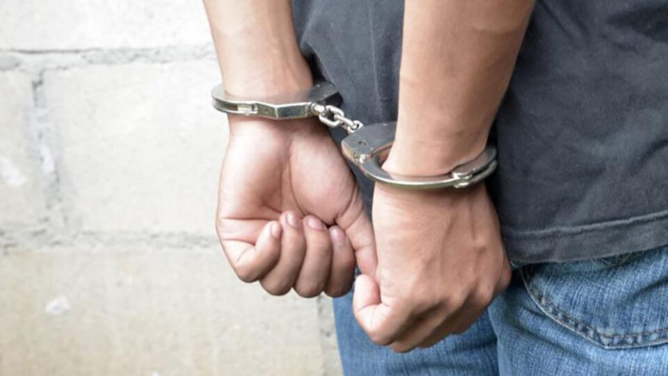 La sosirea polițiștilor bărbatul a devenit brusc violent, fiind încătușat și transportat apoi pentru internare într-o secție de psihiatrie Sursa digi24.ro La sosirea polițiștilor bărbatul a devenit brusc violent, fiind încătușat și transportat apoi pentru internare într-o secție de psihiatrie Sursa digi24.ro