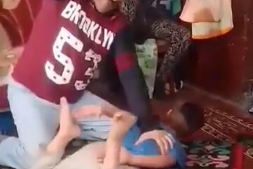 Bătaia tatălui, sub privirile mamei