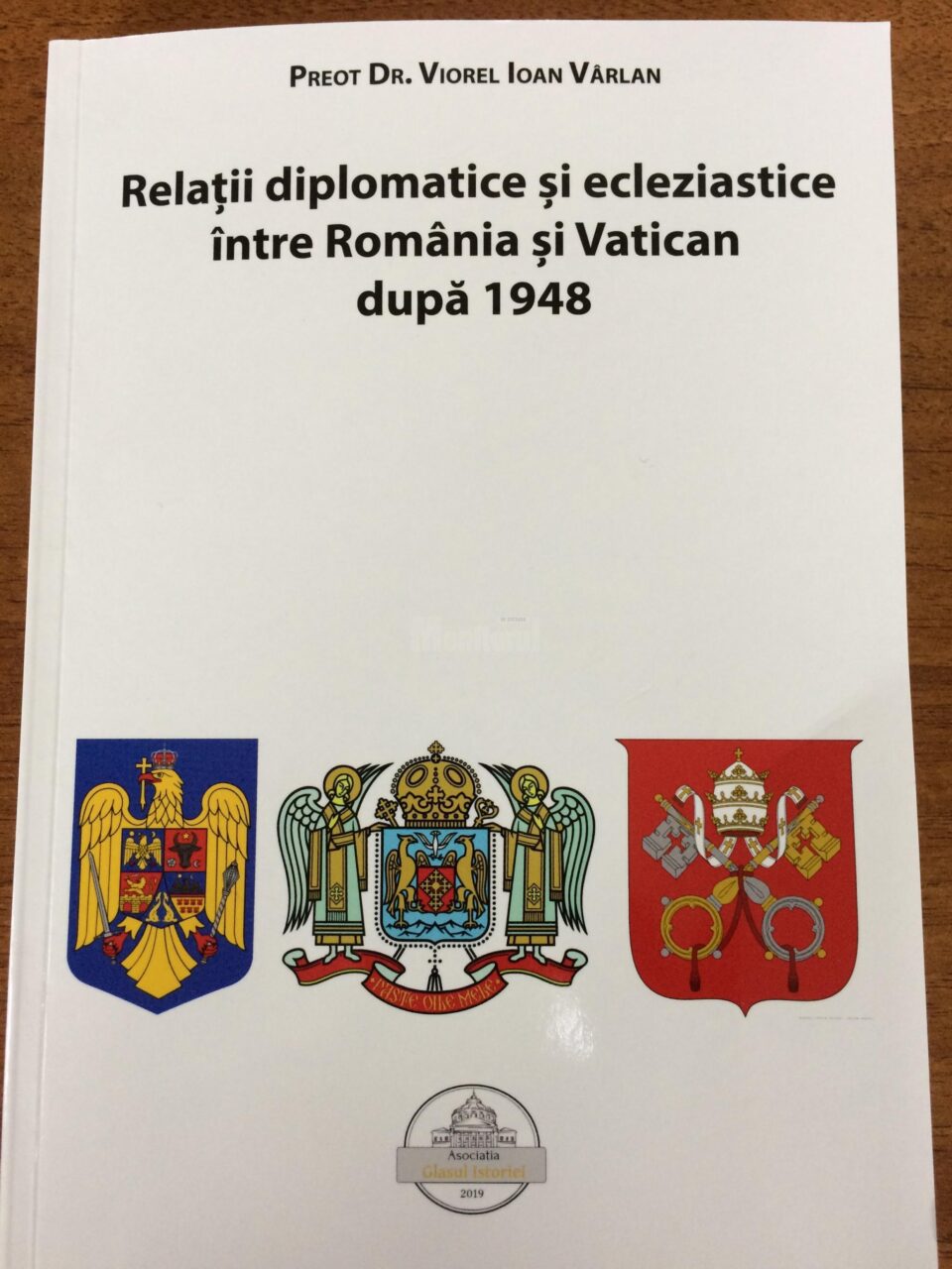 Volumul „Relații diplomatice și ecleziastice între România și Vatican după 1948”, semnat de preotul dr. Viorel Ioan Vârlan, publicat la Editura „Glasul Istoriei”