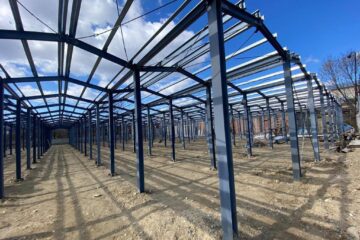 Noua seră se construiește pe o suprafață de 6595 mp, pe structură metalică, cu închideri din panouri din sticlă