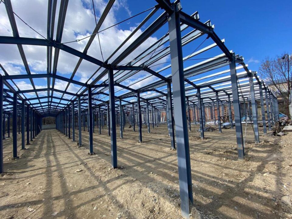 Noua seră se construiește pe o suprafață de 6595 mp, pe structură metalică, cu închideri din panouri din sticlă